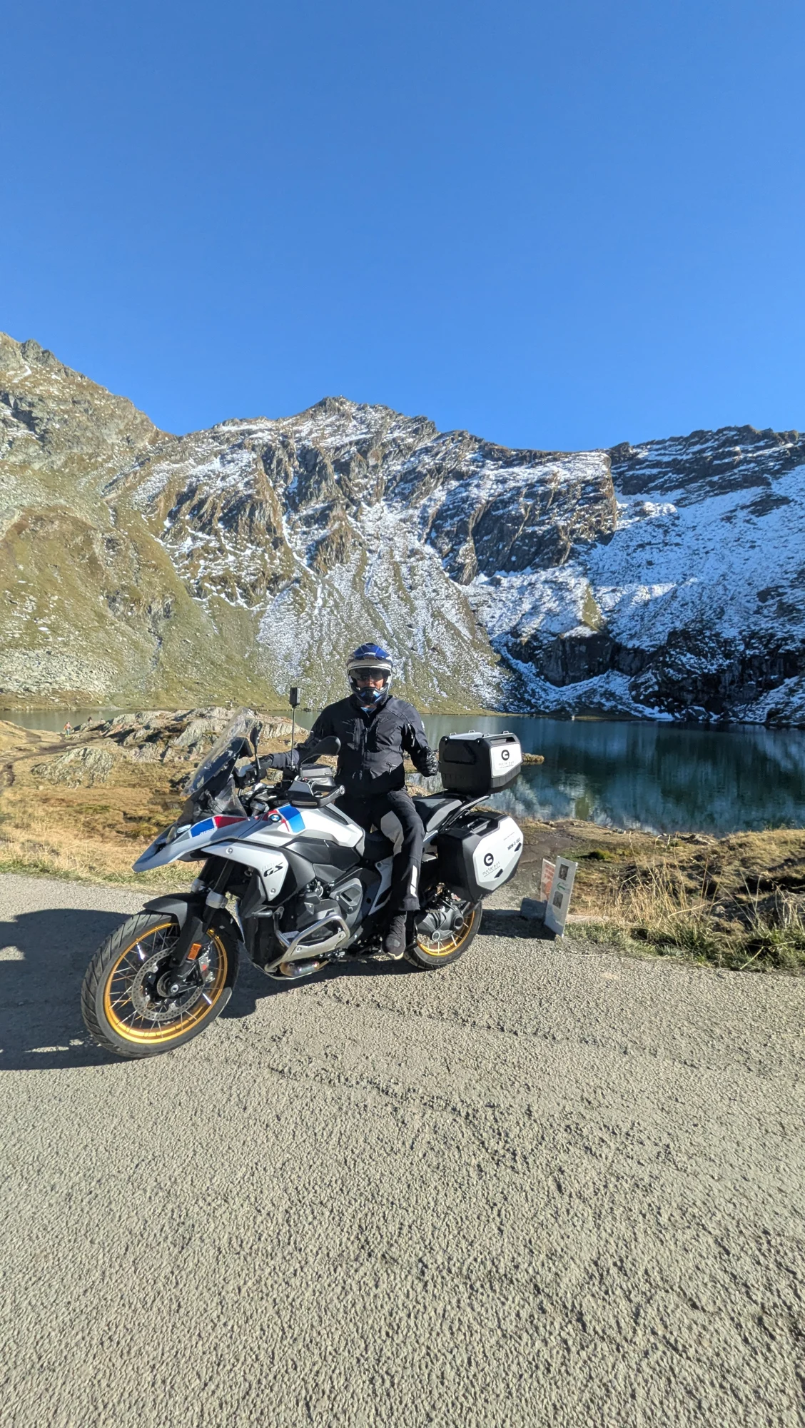 Rider BMW junto al lago de montaña